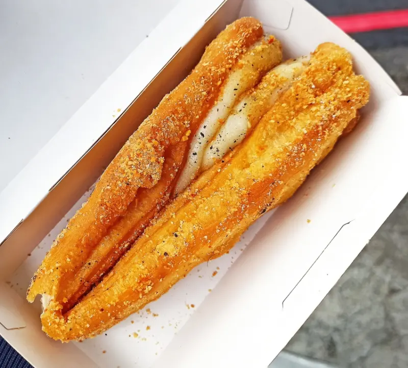 高雄鳳山︱橫油條創意美食　熱量炸彈！油條包鮮奶麻糬超級酷啊！！