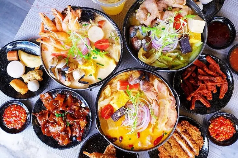 一鍋只要140元！爆量食材滿到就連鍋子都快裝不下，台北爆紅小火鍋開到桃園！