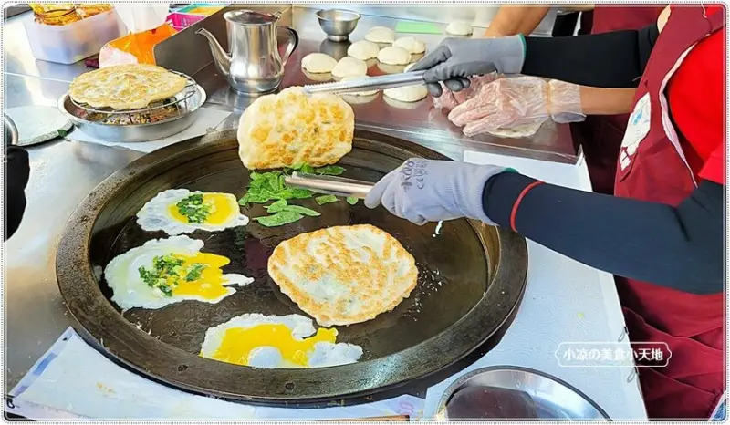 一天只賣4小時！！在地超人氣銅板小吃，九層塔粉蔥餅、外酥內軟越嚼越香，一吃就上癮的好滋味！！