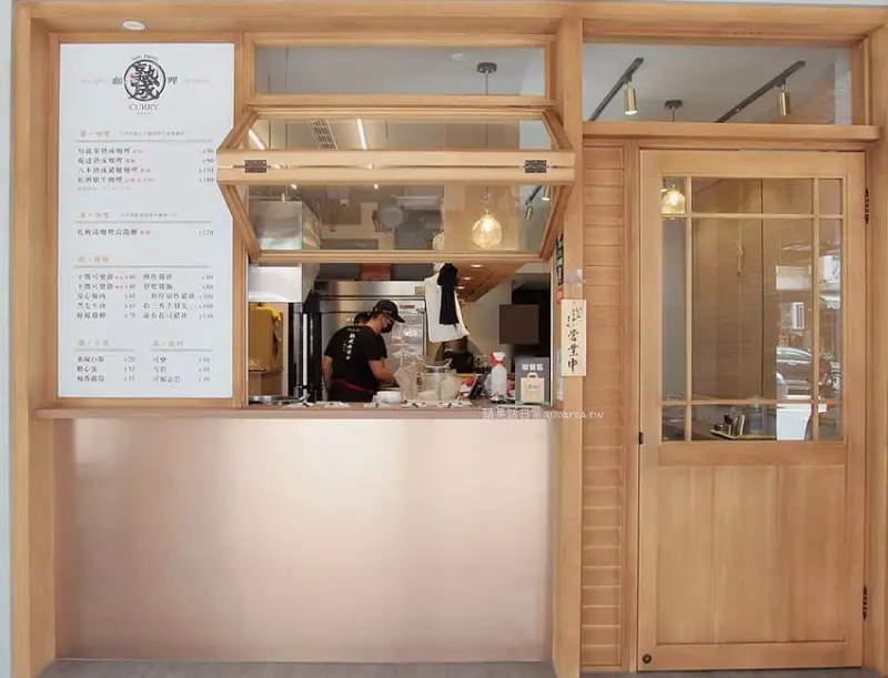 牛丁牌熟成咖哩所x大里所。牛丁次郎坊旗下新品牌，以外帶為主的濃郁咖哩飯，有Uber Eats外送服務 - 🍎 蘋果話日常🍎