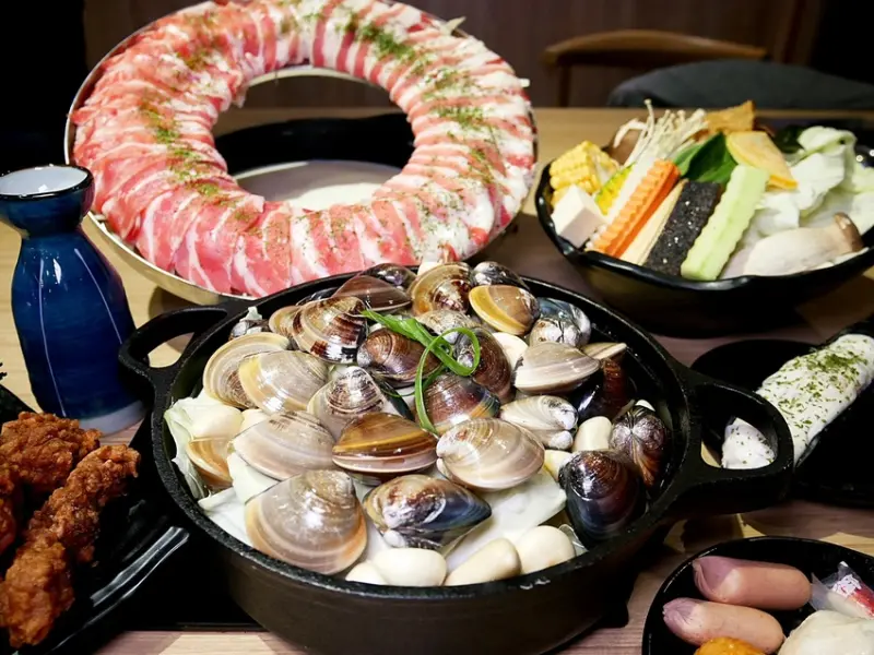 竹北火鍋推薦，肉肉圈鍋一次享用兩種肉品超划算，滿滿蛤蜊加上月桂冠香氣逼人-小旬湯