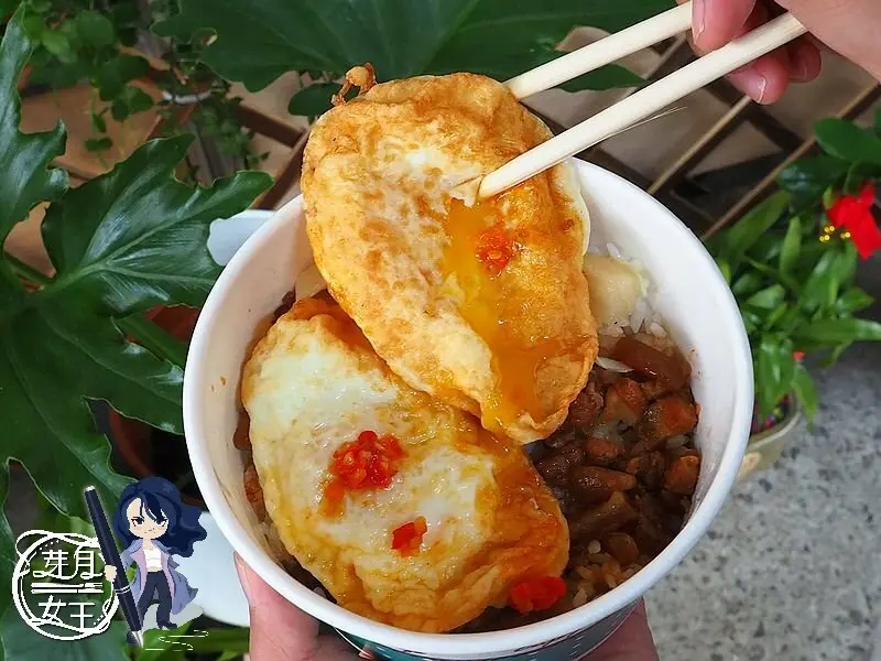 有沒有搞錯，50元就可以吃到半熟的炸蛋魯肉飯，還有可愛的小本丸，就躲在小巷子裡~
