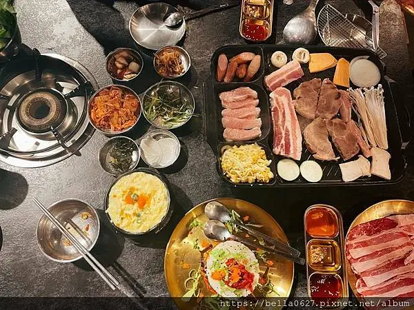 2021楠梓美食推薦【三層豬韓式烤屋】道地韓式燒烤店，員工代烤｜不沾手的美食饗宴。