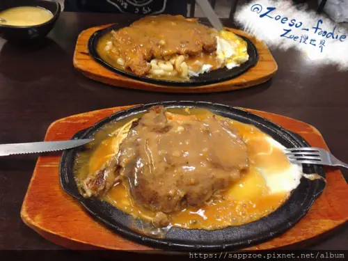 桃園龜山學生最愛平價牛排—店內招牌蒜香烤土司的白狐子牛排，現在外帶還有附贈可樂一瓶喔！