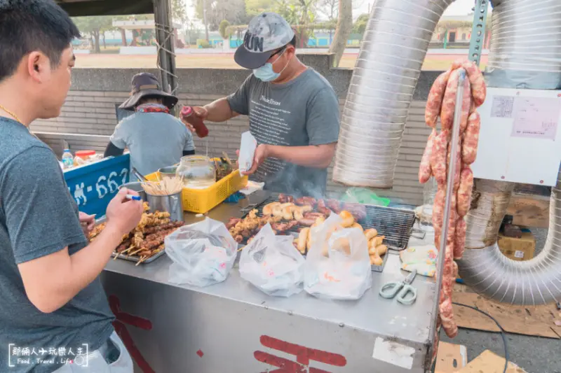 二崙大同國小香腸攤｜遠看它在冒煙以為火燒厝，近看才知道他是人氣強強滾的大腸包小腸～