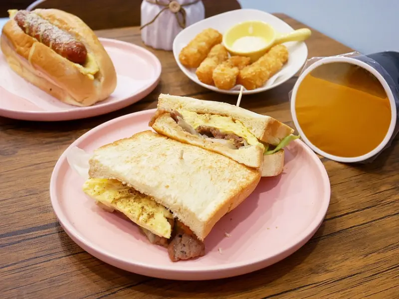 彰化車站早午餐推薦，人氣燒肉吐司大推，手工杏仁茶相當古早味，沒有鹽酸味超讚-像極了愛情早午餐