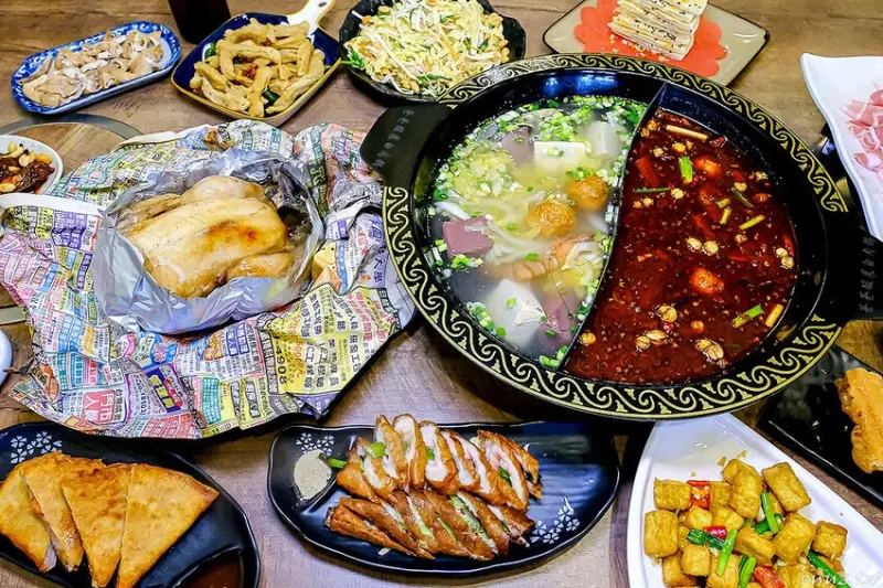 手路菜配家常熱炒，爸爸酸菜白肉鍋懷舊餐館，土窯雞滑嫩雞肉，憶起小時候控窯滋味！