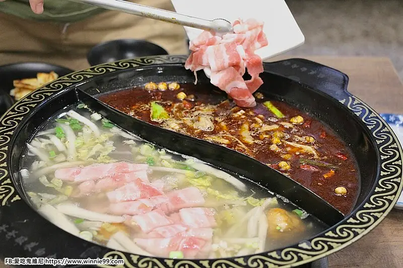 爸爸酸菜白肉鍋。是一間台中網美復古懷舊火鍋美食餐廳。設有多人包廂。店內的擺設真的勾起許多人的兒時回憶。很推薦台中北屯太平區的朋友們聚餐好選擇