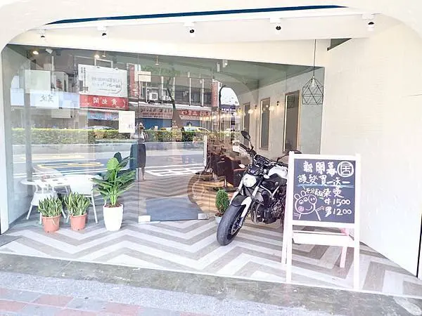 Jessica分享中和染髮推薦-新北市中和區近中和環球購物中心-居髮廊hair salon-定期保養頭皮(活化頭皮調養）與護髮（娜普拉柏金三段護髮）頭髮與頭皮保養很重要，定期清潔頭皮與護髮髮尾讓頭髮更
