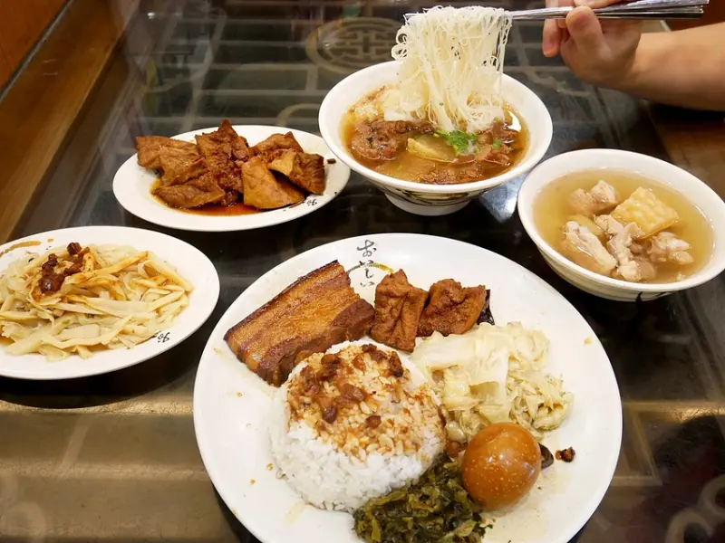 新北中和小吃，人氣排骨酥入口即化，湯頭不油膩超耐吃，不輸豐原老字號-下港排骨酥湯