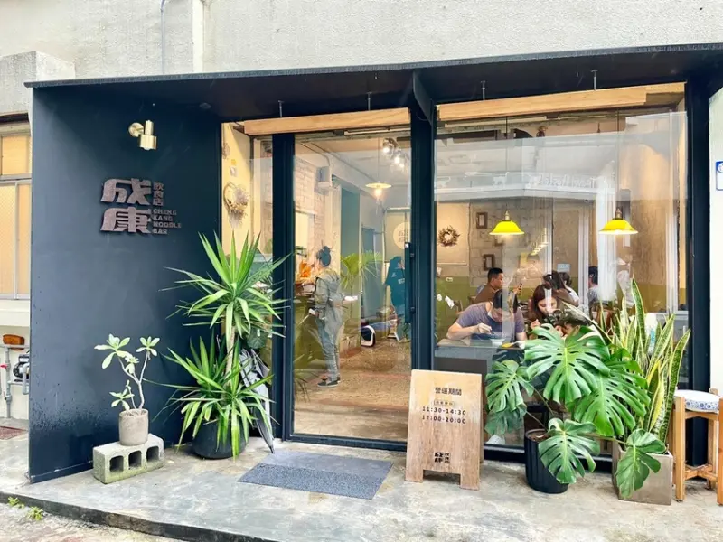 【花蓮美食｜成康飲食店】KID激推溫貞菱吃得超滿足｜必點招牌擔擔麵、剝皮辣椒雞湯｜限量大蒜雞湯麵