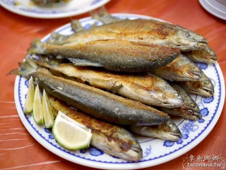 宜蘭員山 雙連埤美食》海陸鱒魚大餐，山林中的美食，吃得到新鮮鱒魚、山菜！美味香魚滿滿魚蛋，讓人一吃就上癮。