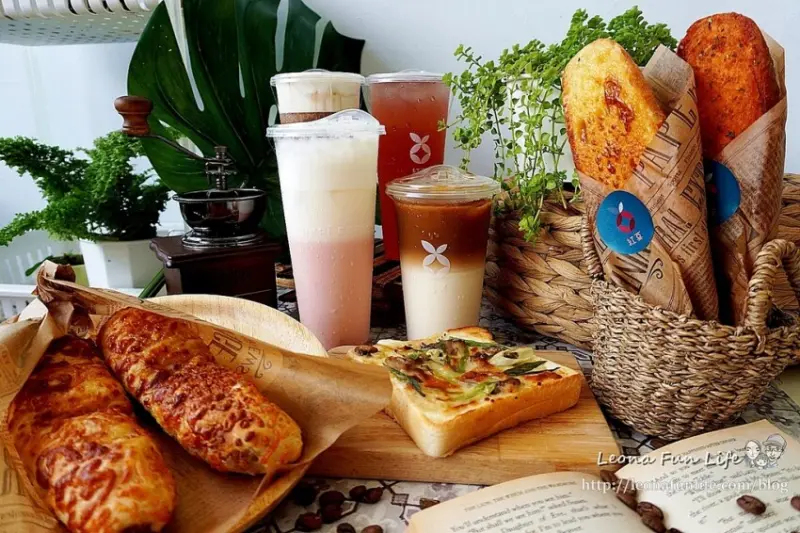 台中太平咖啡廳推薦|紅菓咖啡太平育賢店-職人咖啡搭配鬆軟奶香生吐司披薩、夢幻草莓漸層飲|早午餐|下午茶