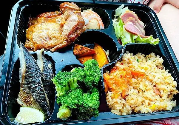 萬里CP值超高五星級便當【野柳薆悅渡假飯店外帶便當】精緻海陸三拼餐盒只要130元/一次吃到三種主食有日式照燒雞腿、鹽烤鯖魚、香煎鴨胸/防疫期間限定