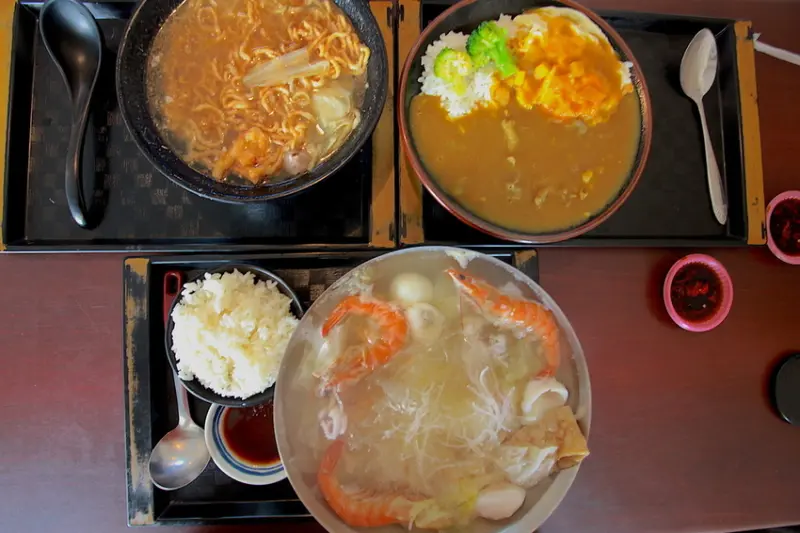 吃。台南|東區| 推薦給小資族網友，餐點豐富定價超值，較推薦小火鍋「您好小火鍋」。