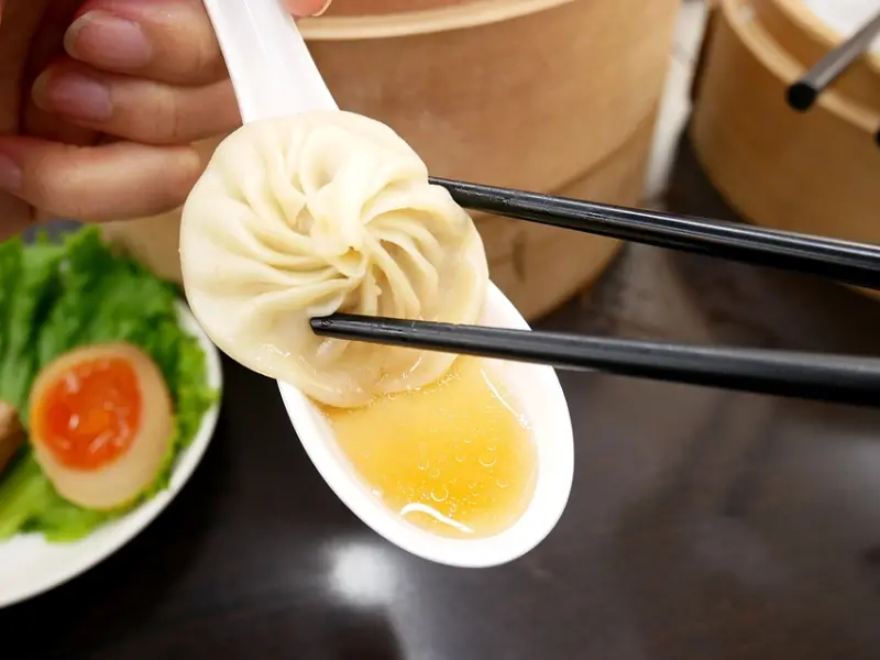 網路上好稱台南鼎泰豐就是他! 在地老字號從小攤位做到大店面，湯包皮薄又多汁很好吃