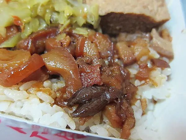 台南老榕樹旁的老店~古都碗粿(榕樹下)肉燥香噴噴~又瘦又肥扒光不膩口