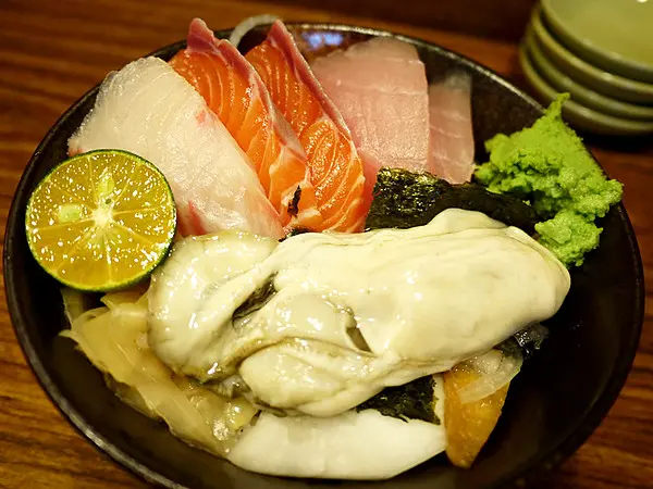 【食記】台北*東區。宇澤小舖*高CP鮭魚肚丼&生蠔什錦丼