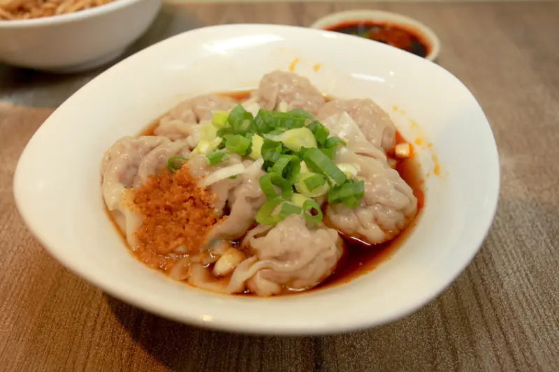 吃。台南|南區。低調的美食，用餐時間人潮滿滿「滿點大雲吞」。