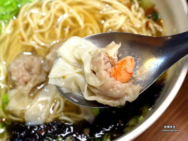 台南雲吞／在地飄香20年／老顧客下大雨也要吃／現點現煮趕時間不要來／挑嘴老饕都推薦／台南人從小吃到大－「滿點大雲吞」