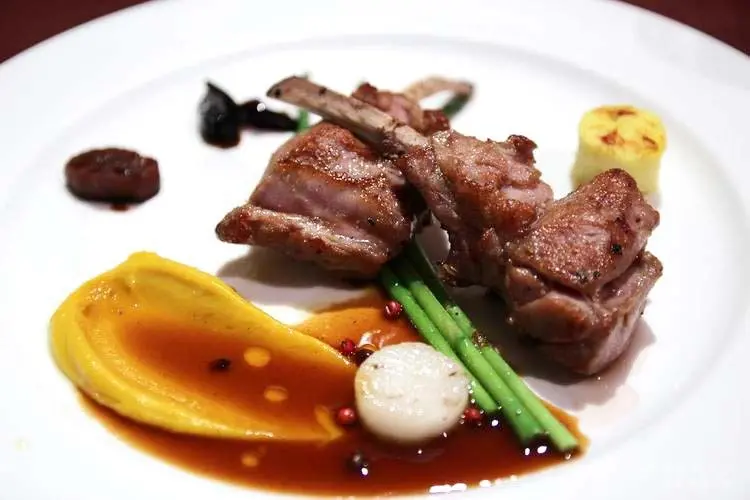 『食記』高雄鹽埕。安多尼歐法式餐廳，細細品味層次美食