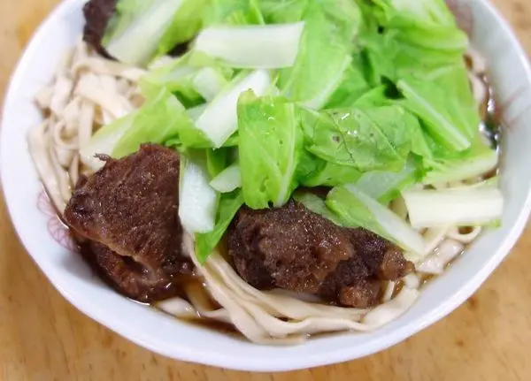 時機歹歹 俗擱大碗60塊吃飽飽的牛肉麵 添福麵館