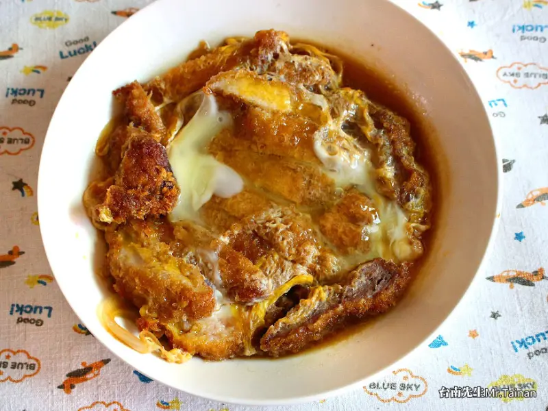 台南豬排定食／午餐限定1.5小時完售／每日限量只賣2樣／開店10分鐘就客滿／1人小店隱身國宅社區／價格親民料多實在／學生最愛私房美食