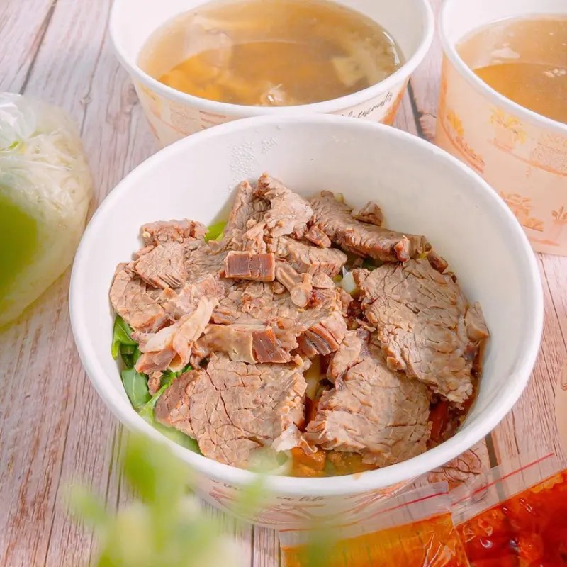 台北百年牛肉麵老店，甘醇甜香湯底一喝再喝，咖哩招牌必嚐 | 【台北 中山區】金春發牛肉麵-復興北路店