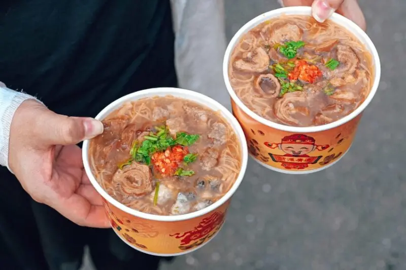 【新北】傳統小吃在地銅板美食，最推三寶麵線，麻辣臭豆腐鴨血也不錯！