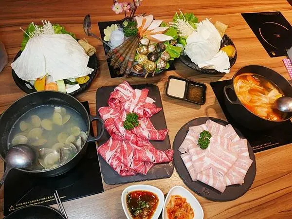 【淡水竹圍站火鍋】三種海鮮只要420元！CP值超高爆新鮮的海鮮！肉品鍋買一鍋送一盤肉！鰭川四季鍋物