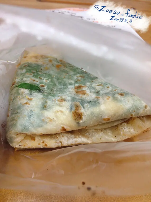 桃園龜山古早味爆漿蛋餅，邪惡半熟蛋包覆其中，一口咬下爆漿多汁