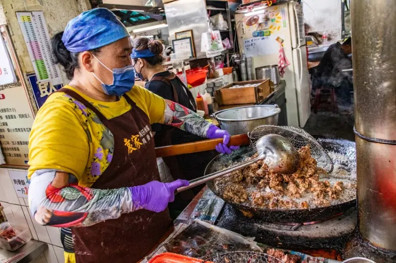 嘉義市東區袁家筒仔米糕排骨酥｜老市場七十年超好吃現炸排骨酥！竹籠蒸筒仔米糕也只要30元