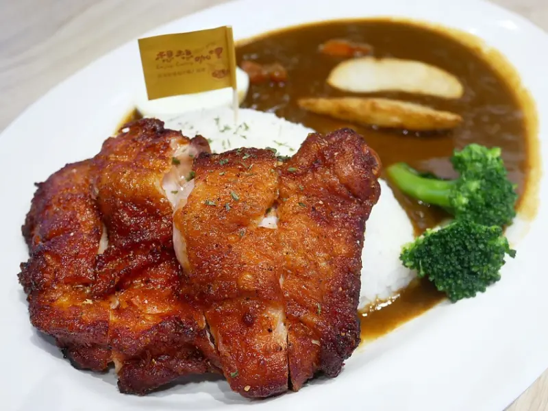 台中文心秀泰美食，濃郁奶香咖哩加上超厚實雞腿排很對味-想想咖哩