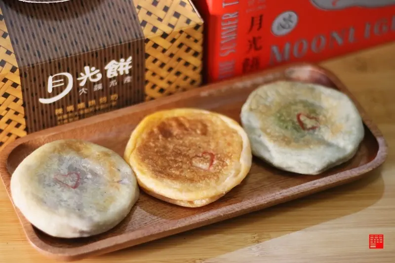 桃園大溪美食／靠《神之鄉》再度引發討論的桃園十大伴手禮！開箱三喜餅舖「陳媽媽手工月光餅」地瓜餅 - 跟著華少吃吃吃