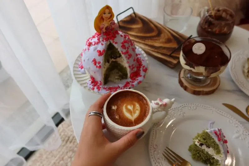 IG打卡必訪網美新竹咖啡廳 酪梨貓甜點工作室 夢幻公主瀑布蛋糕 星球熱可可 黏黏肉桂捲 還有超夢幻搖椅