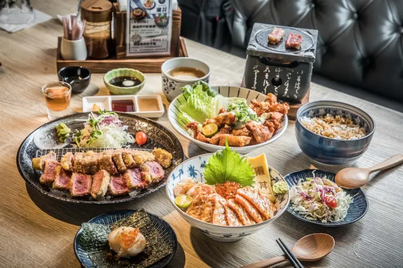 桃園美食 》揪丼|生魚片、炸牛排丼飯飽足感最大化！三種小菜、湯和飲料還無限供應！ - 大手牽小手。玩樂趣