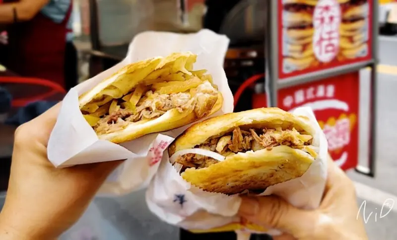 [嘉義東區]森恬 陝西肉夾饃。洋蔥&榨菜肉夾饃 嘉義東市場美食。先烙後烤火燒餅配剁滷豬肉的噴香滋味!