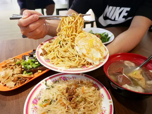 台中勤美中式早餐，古早味炒麵搭配綜合湯、滷菜人氣超高-胖媽炒麵