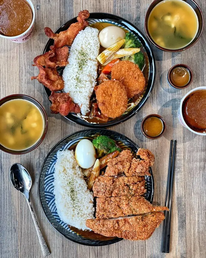 【咖哩老大】來自新竹的「咖哩老大」插旗苗栗頭份尚順啦！主打黑咖哩、雙醬咖哩，也有丼飯可以選擇！內有菜單、開幕優惠資訊！ - 阿華田的美食日記