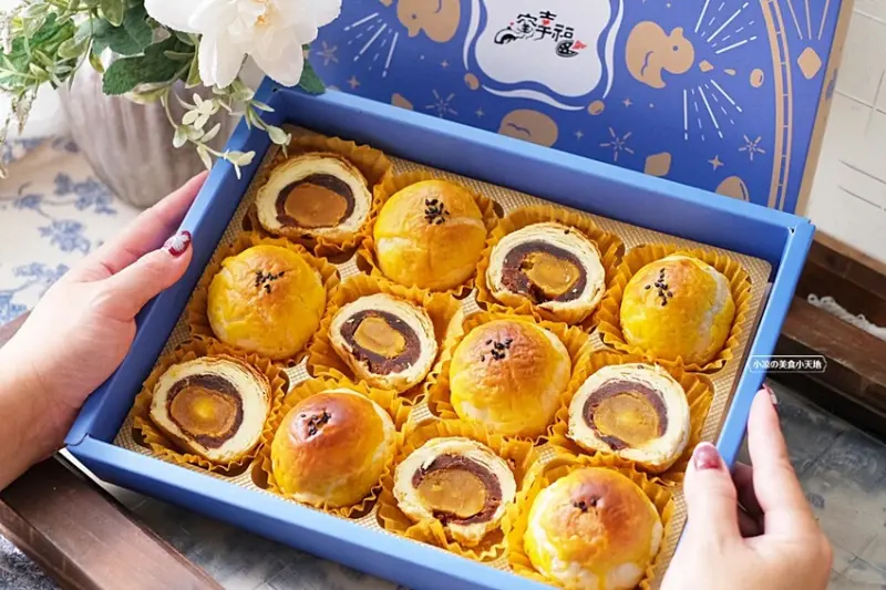 在地人私藏實力派千層蛋黃酥，包裹整顆鴨蛋黃，鹹甜交織欲罷不能，回購率超高，中秋送禮就來這選，千萬不要