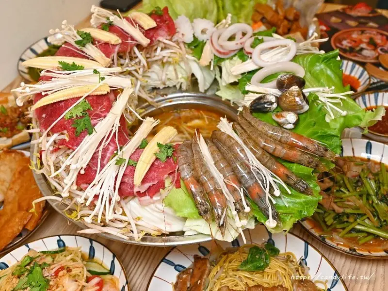 越好吃越南料理｜台中超人氣越南料理，超浮誇推推鍋霸氣登場，還有越式滿漢拼盤也是招牌必點，營業至凌晨12點～