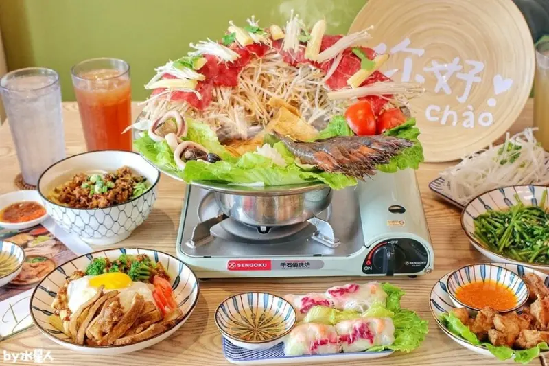超狂份量越南料理！滿料火鍋堆成山，免費續湯喝到飽，越式烤肉飯50元，網美裝潢高CP值