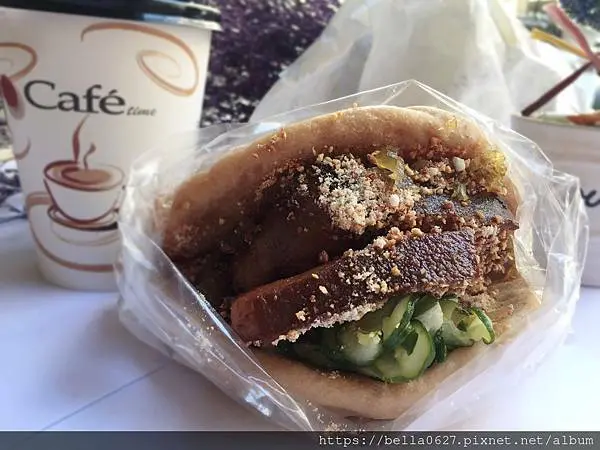 高雄銅板美食推薦【開運彩刈包】手工自製麵皮，擁有繽紛色彩與食指大動的餡料~心動不如動起來買一個嚐嚐。