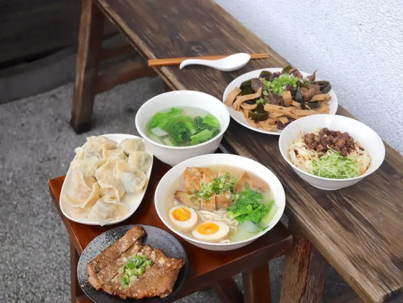 當月麵店：隱身於台南東區成功大學巷弄的純白文青麵店/自動化點餐機方便又安心/清爽家常美味麵館/水餃全台宅配 - 進食的巨鼠