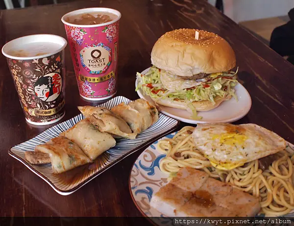 【台北萬華早午餐】麥町吐司工房鐵板煎早午餐中華旗艦店。古意台味十足，麥町品牌故事館，創意台式早餐！麥町中華店菜單