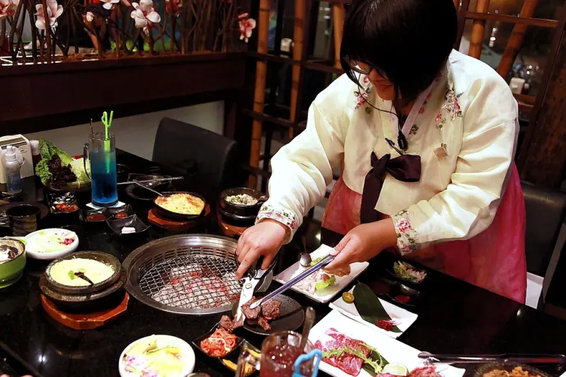 台南美食-芯芯要去【東大門韓國烤肉料理館】~台南首家大型韓國料理餐廳|卡基馬雙人餐