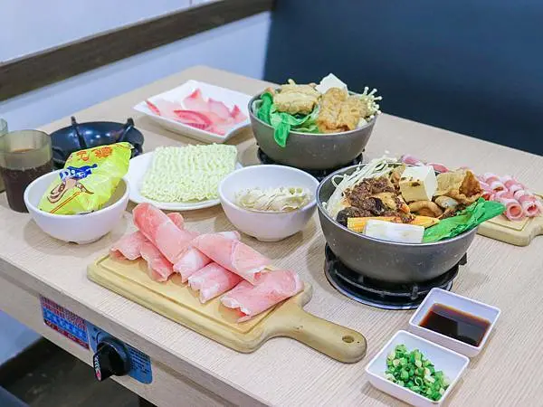 【新莊火鍋】1994小火鍋～輔大必吃美食～平價個人小火鍋推薦～湯頭好喝、肉質鮮嫩美味～新莊平價火鍋～自助吧吃到飽、限量珍珠奶茶～