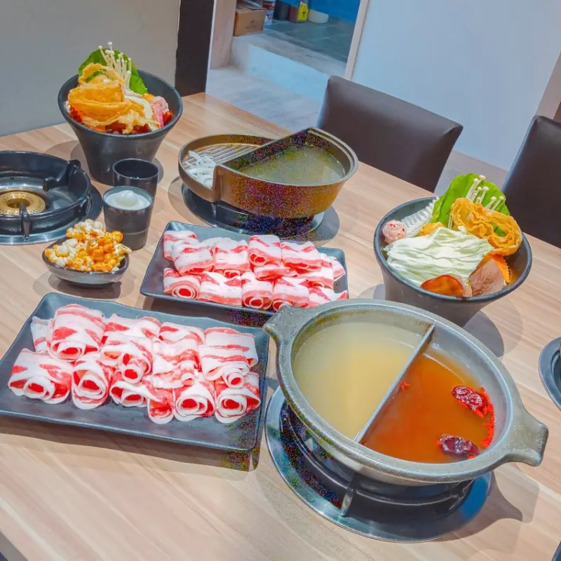 一個人也能吃鴛鴦鍋，或是半邊鍋與半邊燒烤的一鍋一烤組合，想怎麼吃就怎麼吃 | 【新北 蘆洲區】饗食鍋