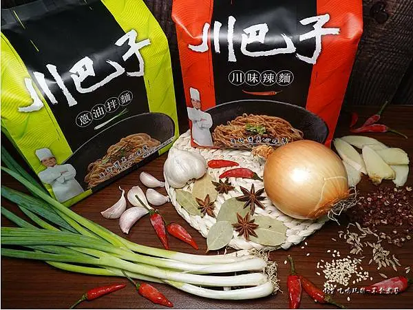 好吃乾拌麵推薦【川巴子蔥油拌麵/川巴子川味辣麵】台南日曬關廟麵體~口感Q彈不軟爛。華師傅~川巴子乾拌麵(團購宅配麵食)