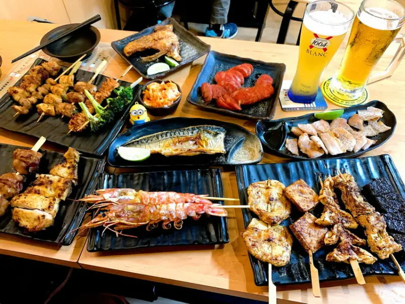 這間串燒居酒屋一串19元起，先炸過再烤獨特秘醬很厲害，還免費招待泡菜，晚餐宵夜首選，吃燒烤就是要配啤酒阿